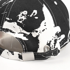 Détail de la boucle métallique réglable et coton tie-dye noir et blanc sur casquette