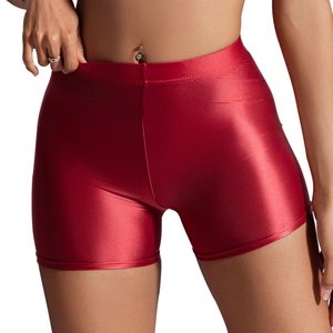 Dettaglio degli shorts rossi a vita alta con finitura metallica lucida per fitness