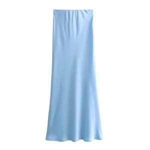 Vue détaillée de la jupe midi en satin bleu clair montrant la texture lisse et la taille