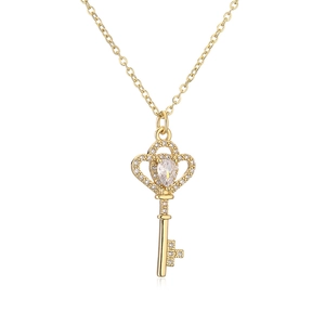 Detalle del collar con colgante de llave bañada en oro y circonitas en forma de corazón