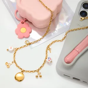 Détail de la chaîne en acier doré 18K avec pendentifs cerises et perles