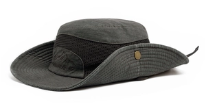 Détail d'un chapeau de soleil gris foncé avec maille respirante et logo montagne