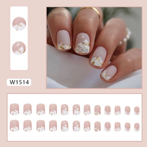 Faux ongles mats courts roses avec relief de montagne blanc et touches de feuille d'or