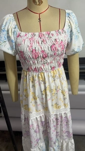 Robe florale à manches bouffantes avec encolure carrée, buste froncé et détails dentelle