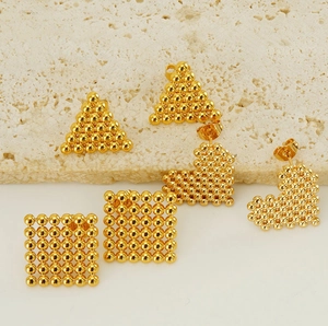Détails de boucles d'oreilles géométriques plaquées or avec texture perlée unique
