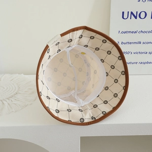 Λεπτομέρεια εσωτερικού καπέλου από κοτλέ με επένδυση με σχέδια και αντιανεμικό κορδόνι
