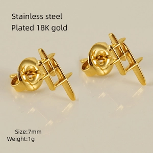 Detail view of heart-shaped 18K gold-plated stainless steel earrings, size 7mm 1g