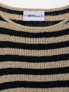 Détail du col en tricot rayé montrant l'étiquette de taille et de la marque