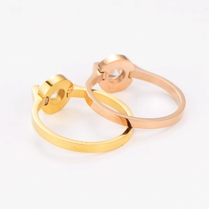 Set di anelli con numeri romani in oro e oro rosa con zirconi per donna