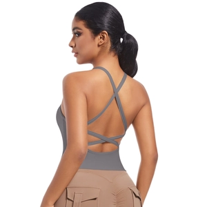 Détail des bretelles croisées sur le soutien-gorge de sport gris foncé au fini mat