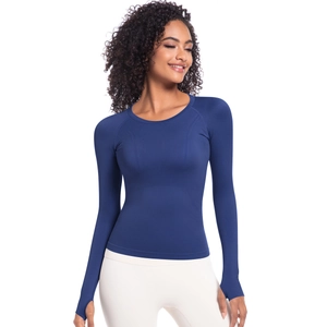 Dettaglio maglia yoga blu navy con fori per i pollici e trama in tessuto traspirante sport