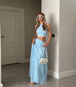 Détail de l'ensemble deux pièces bleu clair en broderie anglaise avec jupe longue