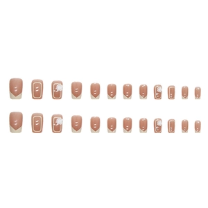 Unghie finte French con fiori di camelia 3D e perle su base rosa nude naturale