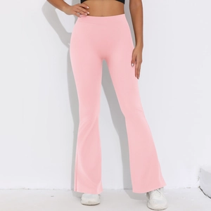 Detailansicht der rosa ausgestellten Yoga-Hose mit hohem Bund und Stretch-Strick-Material