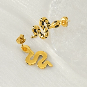 Boucles d'oreilles serpent dorées exquises avec yeux verts et motifs noirs pour femmes