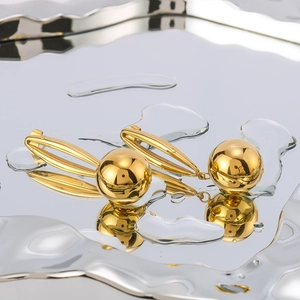Boucles d'oreilles doubles dorées ovales creux avec pendentif sphérique sur l'eau