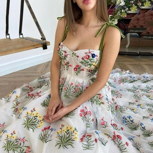 Boho-Maxikleid in Off-White mit bunten Blumenstickereien und grünen Samtträgern