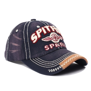 Détail de la casquette en coton délavé bleu marine avec surpiqûres et broderie SPARK