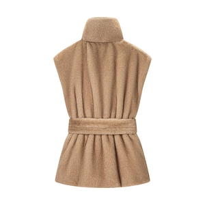 Gilet sans manches en fausse fourrure camel avec col montant et ceinture, vue de dos