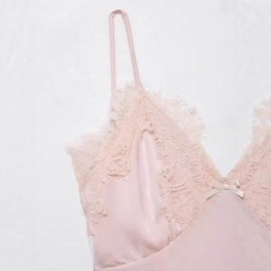 Caraco en satin rose pâle avec bordure en dentelle fine et texture soyeuse élégante