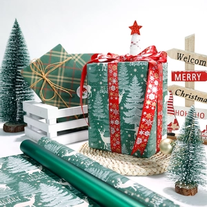 Groen kerstcadeaupapier met herten- en boompatronen voor feestelijke cadeauverpakking