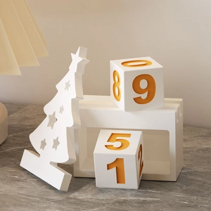 Détail du calendrier de l'avent en plâtre DIY avec décoration de maison étoilée de Noël