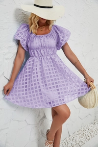 Détail de robe violette à manches bouffantes avec texture mesh et taille plissée chic