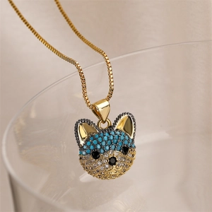 Vue détaillée du pendentif chiot doré orné de pierres de zircon bleu et blanc