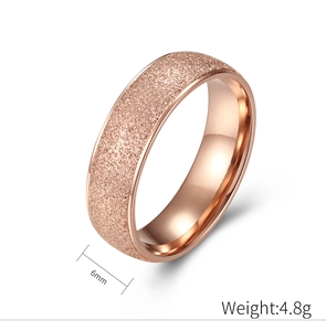 Vue détaillée de la bague or rose 6mm montrant la finition mate et le poids 4,8g