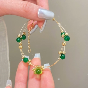 Bracciale vintage multistrato in filo d'oro con perle di giada verde e fiore