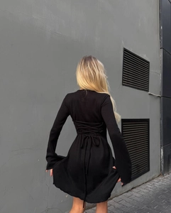 Détail d'une robe noire courte avec un design sexy à lacets au dos et maille douce