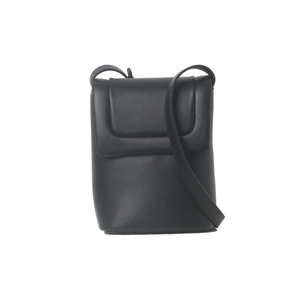 Gros plan sur la texture en cuir noir d'une petite sacoche bandoulière minimaliste