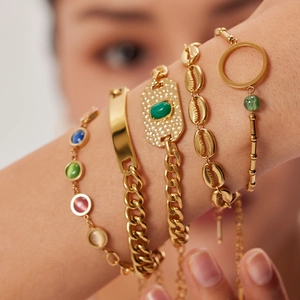 Bracciali a catena cubana dorati sovrapposti con ciondoli a conchiglia e pietre preziose