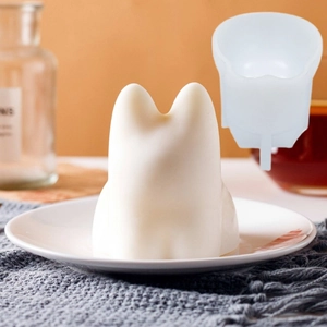 Schattige dierlijke siliconen mal en afgewerkte aromatherapie kaars detailopname thuis.