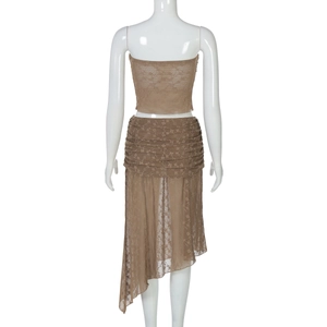 Vue détaillée du dos de l'ensemble haut bandeau et jupe en dentelle marron sur mannequin