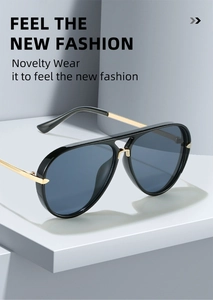 Klassische schwarz-goldene Piloten-Sonnenbrille mit blauen Gläsern im modischen Detailblick.