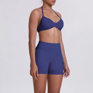 Λεπτομέρεια από το μπλε σκούρο halter yoga top με πτυχώσεις και ψηλόμεσο σορτς γυμναστικής