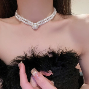 Choker double couche en perles baroques avec pendentif diamant sur mannequin élégant