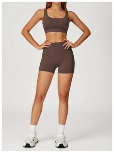 Dettaglio completo yoga marrone caffè con pantaloncini a vita alta e cuciture sagomate