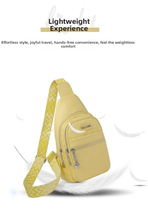 Dettaglio borsa a tracolla giallo chiaro con tracolla geometrica e ciondoli in metallo