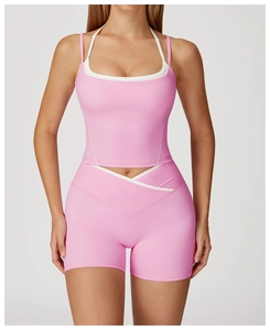 Vorderansicht Yoga-Set in Rosa mit High-Waist-Shorts und weiß paspeliertem Top