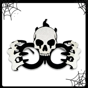 Détail de lunettes d'Halloween en feutre avec crâne blanc et griffes de squelette sur cadre
