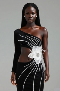 Détails de la robe élégante en velours noir avec fleur en dentelle et lignes de strass