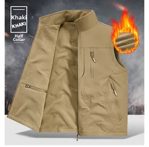 Detailansicht der khakifarbenen Outdoor-Weste mit warmem Fleece und Reißverschlusstaschen
