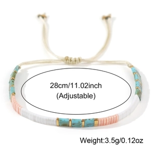 Handgemaakte TILA-kralenarmband met turquoise en roze vierkanten en verstelbaar koord