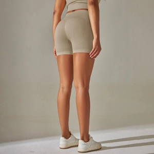 Détail du short de sport kaki taille haute sans couture avec ourlet côtelé et effet galbant