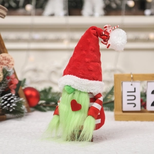 Gnome de Noël Grinch rouge en peluche avec barbe verte et clochette sur fond festif