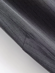 Détail du tissu gris anthracite d'un blazer à col montant avec fine texture à rayures