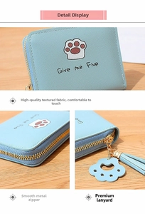 Détails du portefeuille en similicuir bleu clair avec broderie chat et fermeture à gland