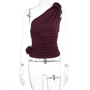 Detailansicht eines burgunderroten One-Shoulder-Tops mit 3D-Blumen und Raffungen